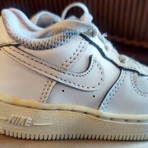 Nike kids sneakers sz 5